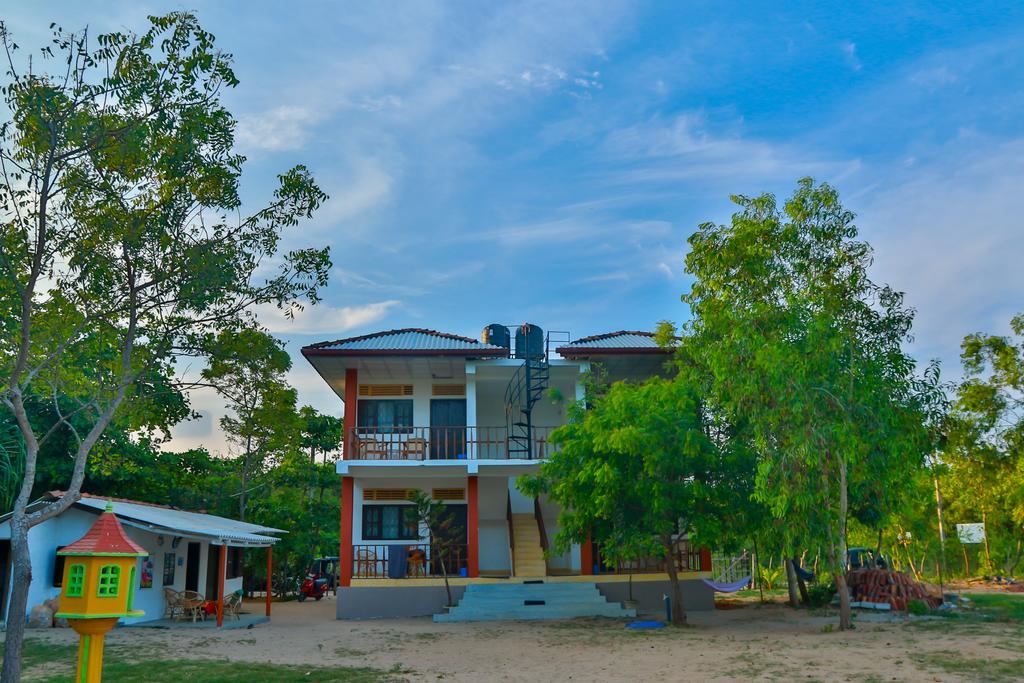 Autumn Moon Beach Cabanas 탕갈레 외부 사진
